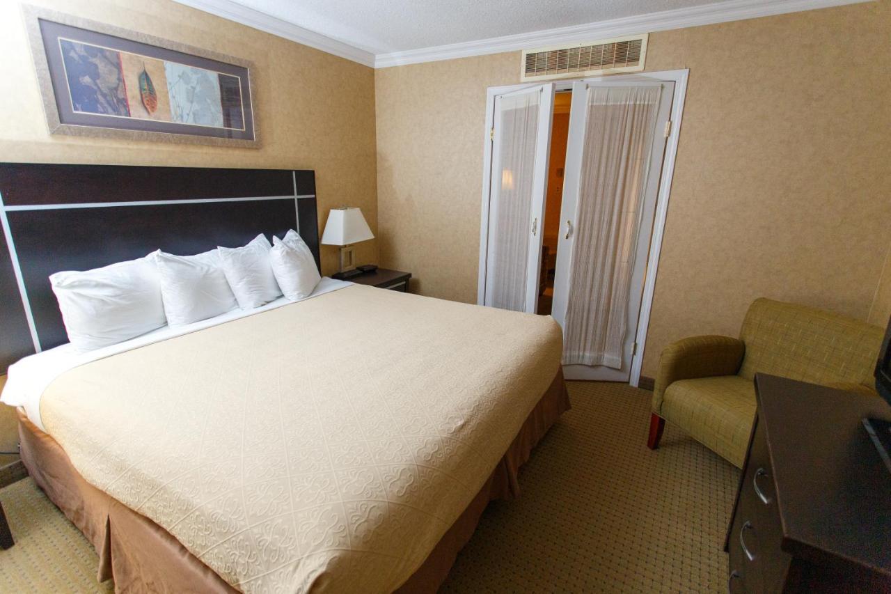 The George Dawson Inn & Conference Centre ドーソン・クリーク エクステリア 写真