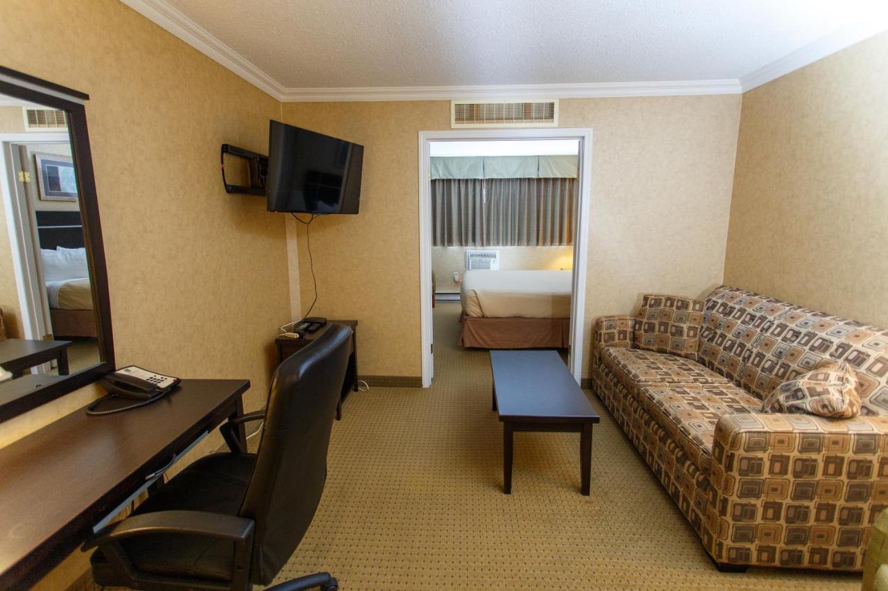 The George Dawson Inn & Conference Centre ドーソン・クリーク エクステリア 写真