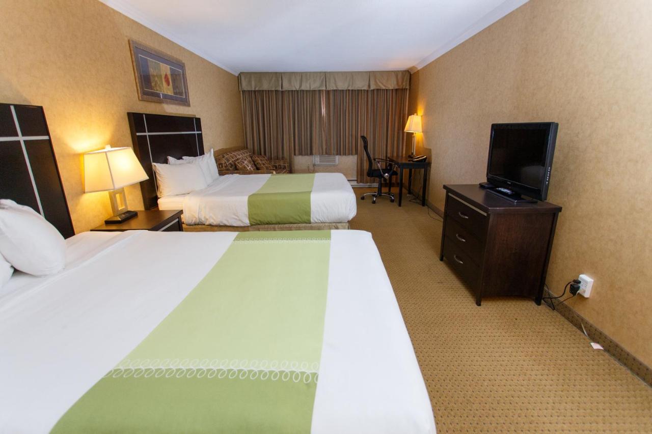 The George Dawson Inn & Conference Centre ドーソン・クリーク エクステリア 写真