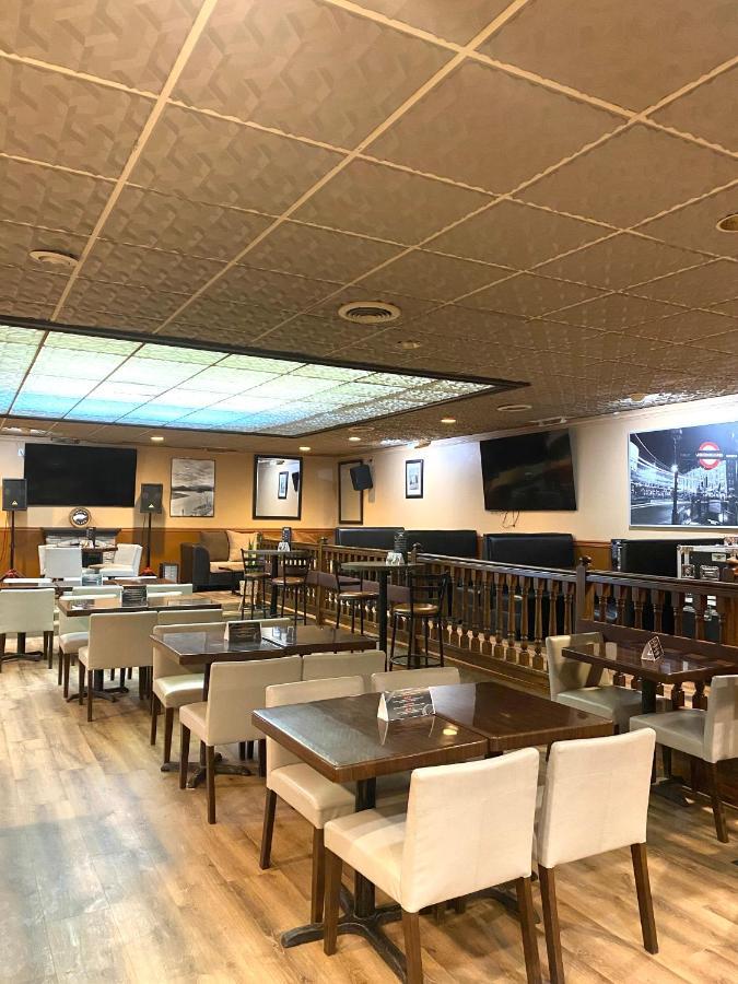 The George Dawson Inn & Conference Centre ドーソン・クリーク エクステリア 写真