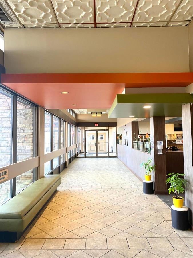 The George Dawson Inn & Conference Centre ドーソン・クリーク エクステリア 写真
