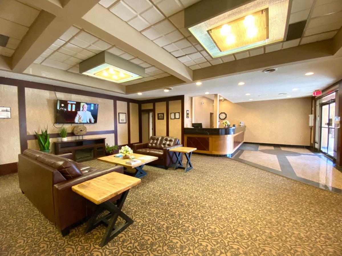 The George Dawson Inn & Conference Centre ドーソン・クリーク エクステリア 写真