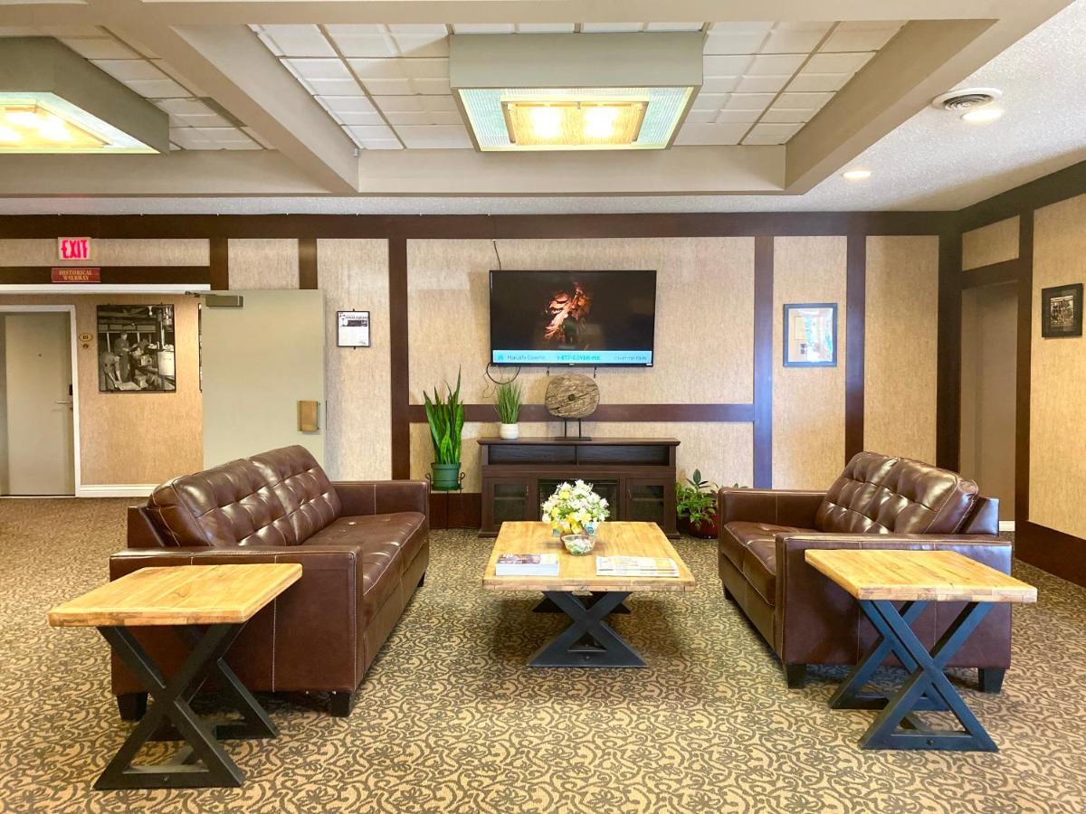The George Dawson Inn & Conference Centre ドーソン・クリーク エクステリア 写真