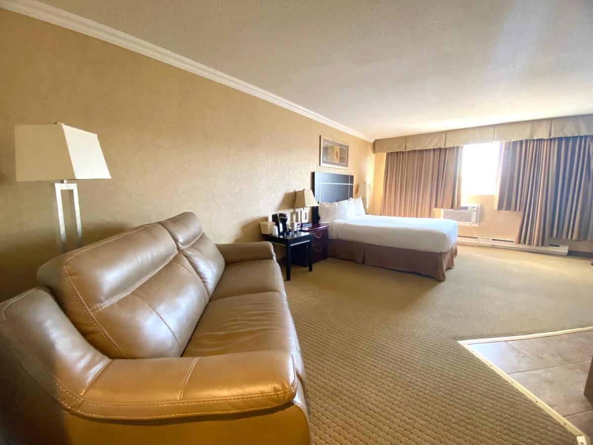 The George Dawson Inn & Conference Centre ドーソン・クリーク エクステリア 写真