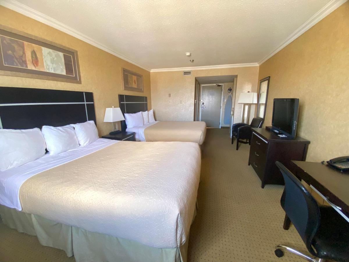 The George Dawson Inn & Conference Centre ドーソン・クリーク エクステリア 写真