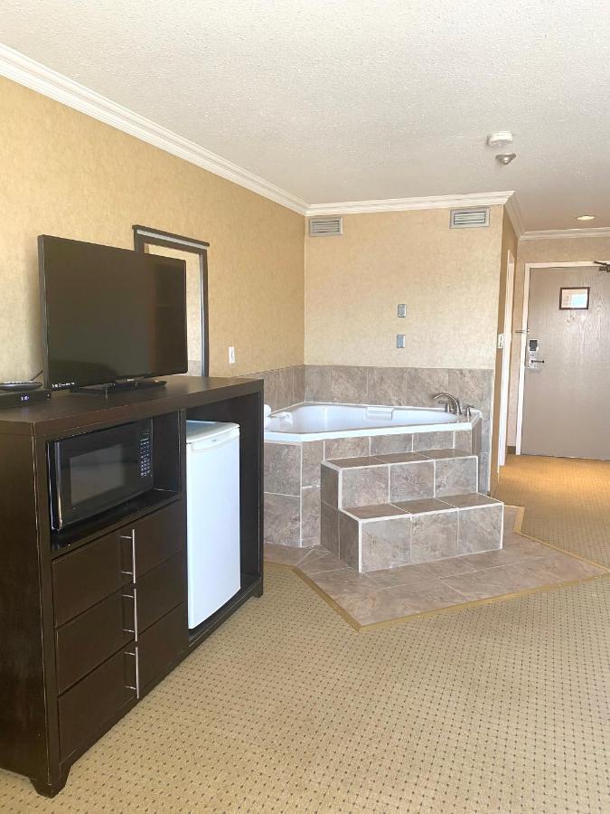 The George Dawson Inn & Conference Centre ドーソン・クリーク エクステリア 写真