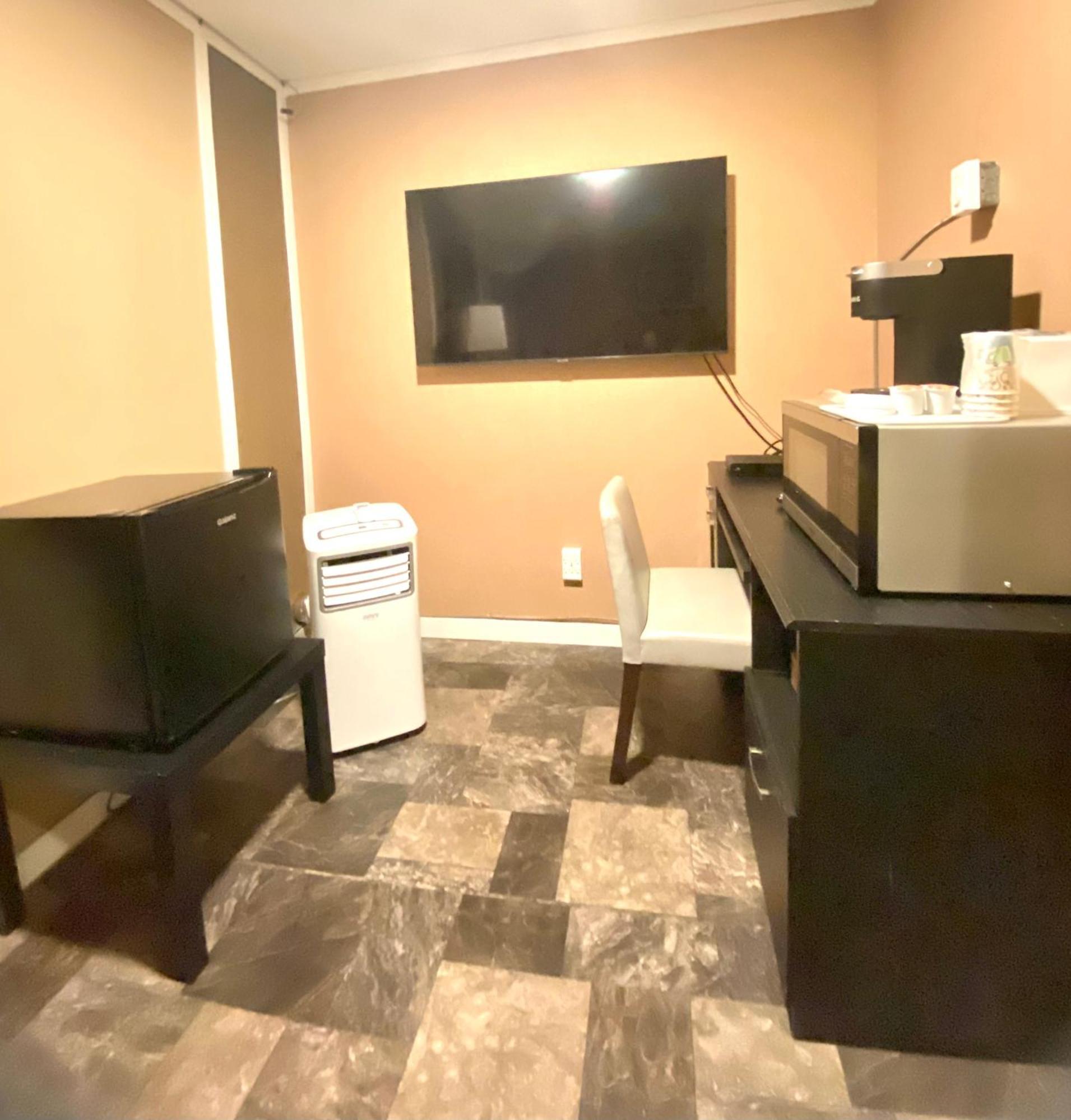 The George Dawson Inn & Conference Centre ドーソン・クリーク エクステリア 写真
