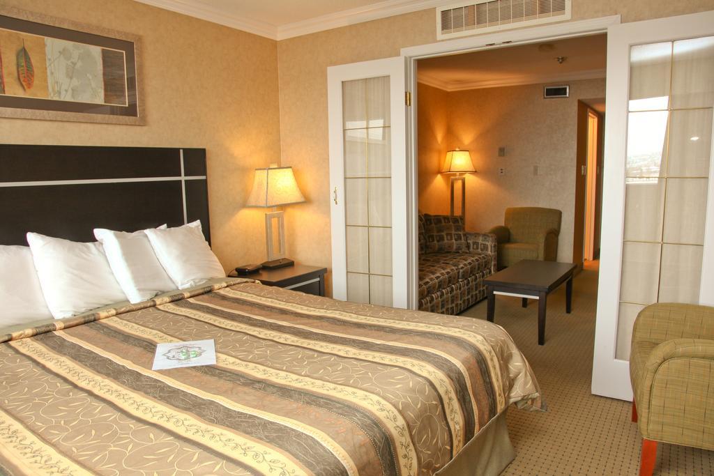 The George Dawson Inn & Conference Centre ドーソン・クリーク エクステリア 写真