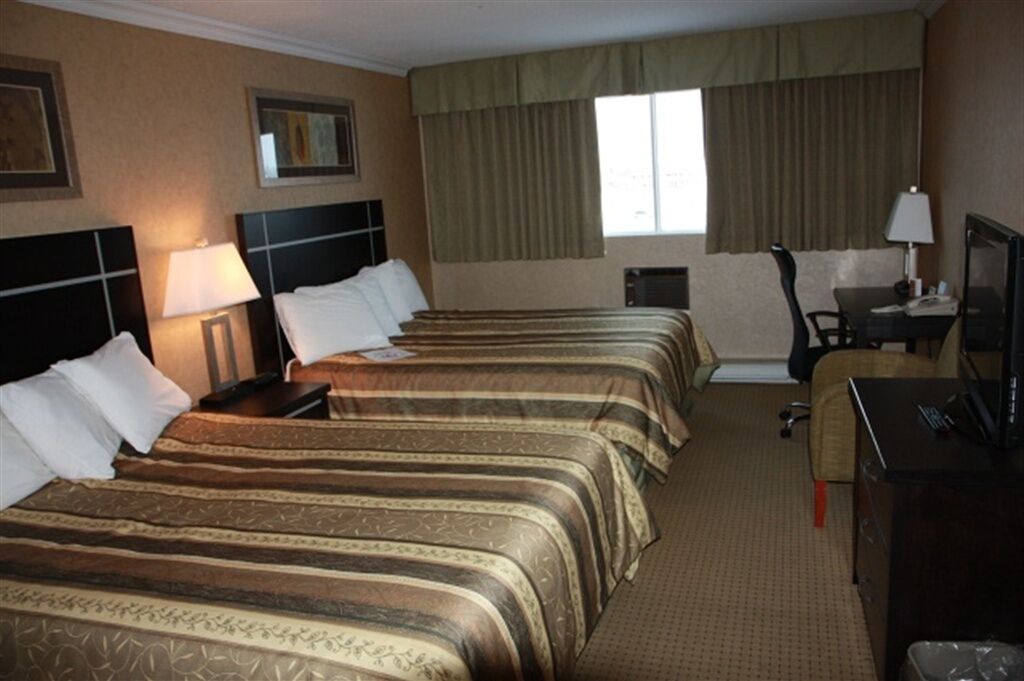 The George Dawson Inn & Conference Centre ドーソン・クリーク エクステリア 写真